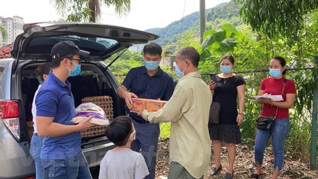 Presenting gifts to Vietnamese in Malaysia affected by COVID-19 pandemic